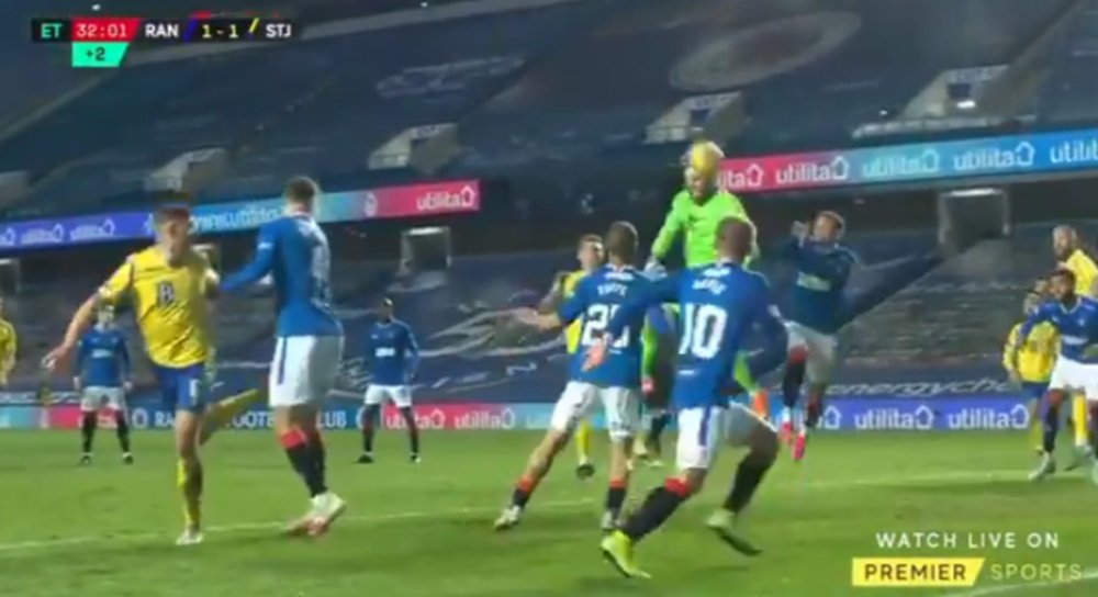 Zander Clark se vistió de héroe en el Ibrox Stadium. PremierSports