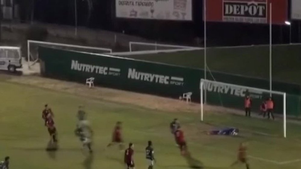 Captura televisiva del momento en el que el portero del Arenas de Getxo, Txemi, detiene el penalti a Lolo Plá, del Toledo. Twitter/CMM