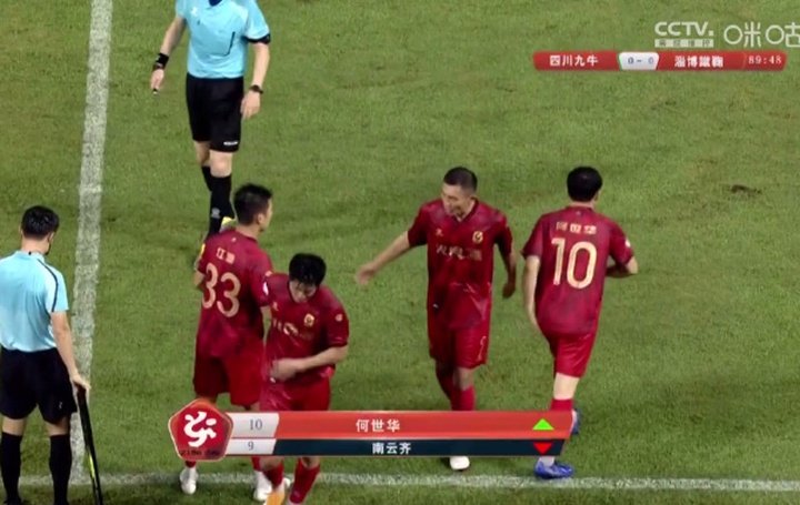 La última excentricidad del fútbol chino: el presidente de un equipo se hizo debutar con el '10'