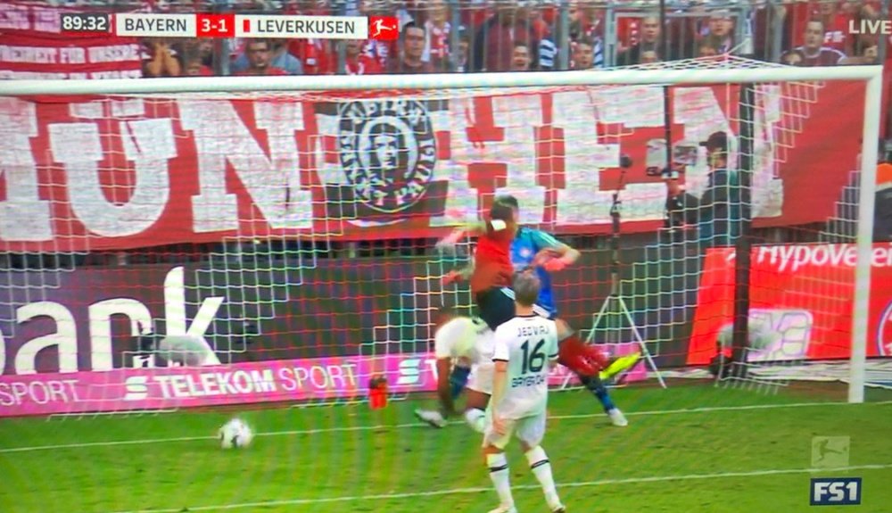 James agradeció el centro de Thiago anotando el tercer gol del Bayern. FS1