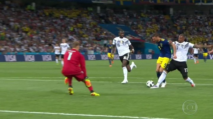 Boateng chanceux sur cette faute qui aurait mérité un penalty !