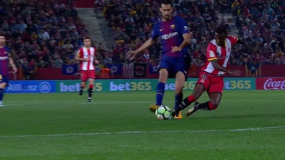 Kayode realizó una fea entrada sobre Busquets. beINSports