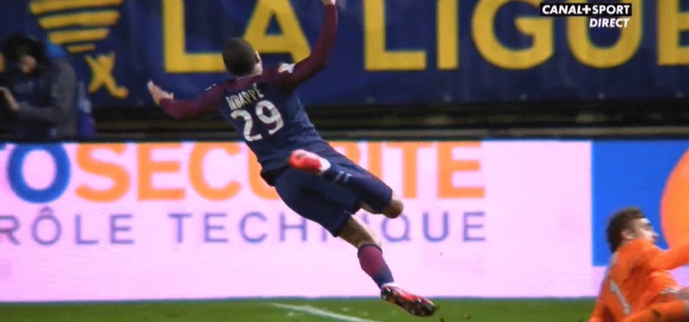 Mbappé superó a Gurtner, notó el contacto, y voló. Canal+Sport