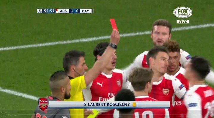 'Game Over' em Londres: Koscielny recebeu vermelho e Lewandowski empatou de pênalti
