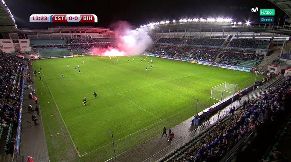 Catpure du moment où les ultras bosniens lancent les pétards sur la pelouse. MovistarFutbol