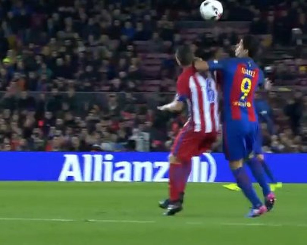 Não passaram nem cinco minutos entre os dois cartões amarelos que viu Luis Suárez. Twitter/Gol