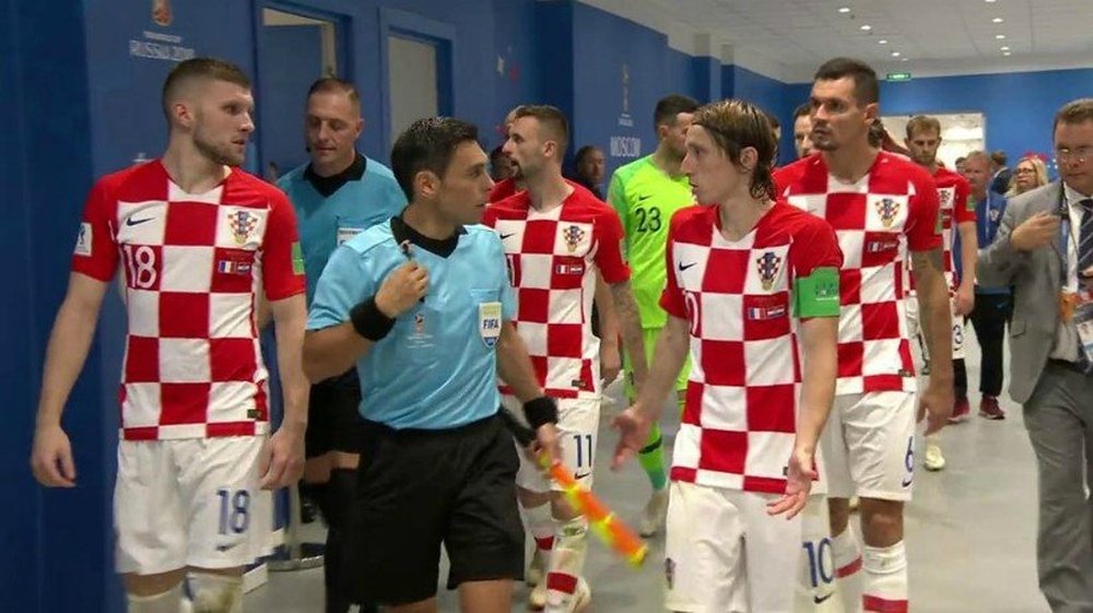 Modric argues with the assistant referee at half-time. Telecinco