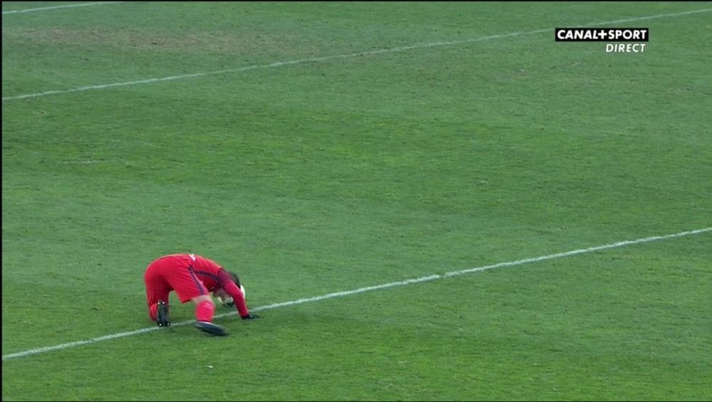 Captura televisiva del momento en el que Marco Verratti cede con la cabeza un balón, por lo que vio la amarilla. Twitter/Canal+Sport