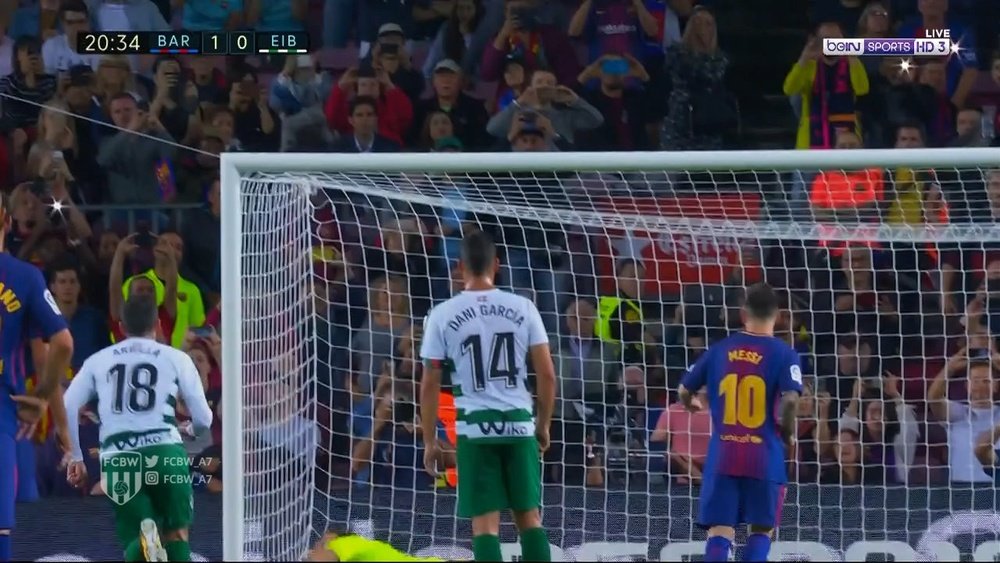 Messi hizo un pase al fondo de las mallas para convertir el penalti. beINSports