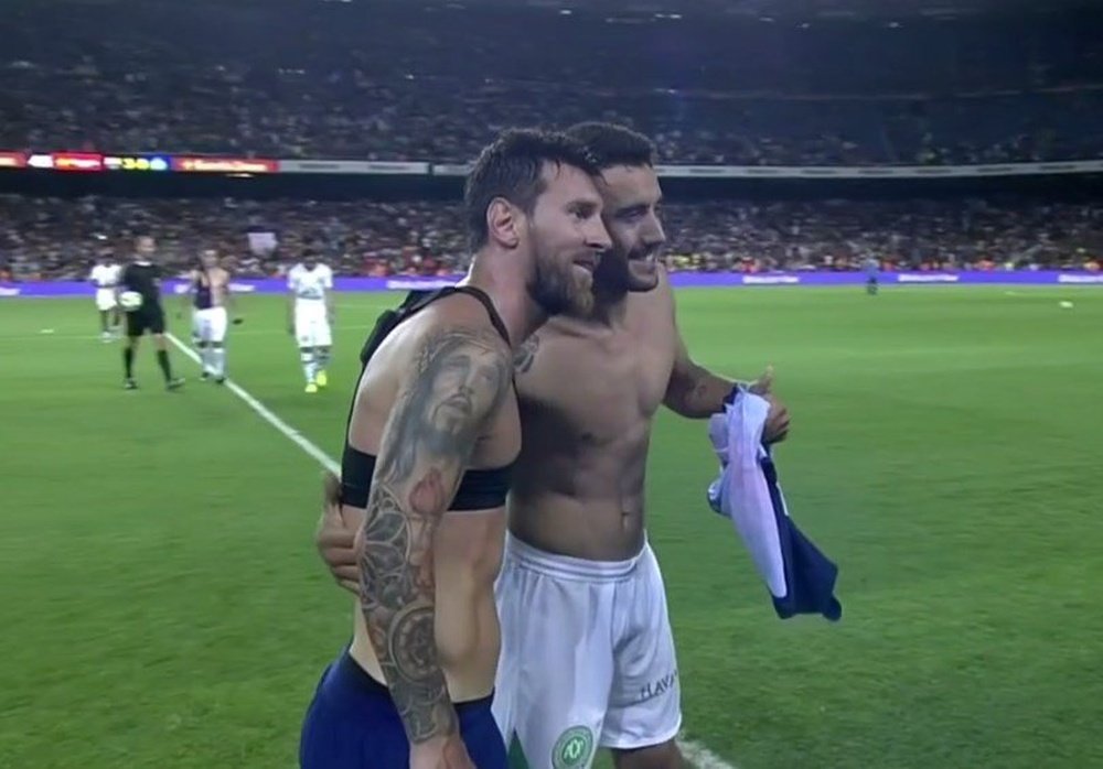 Messi y Alan Ruschel protagonizaron uno de los momentazos del Gamper. Twitter/SporTV