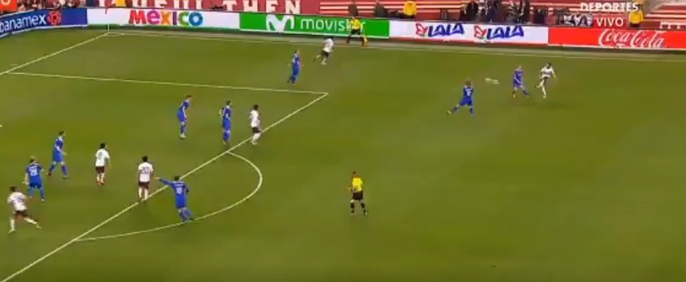 Layún anotó un golazo para cerrar el partido contra Islandia. Televisa