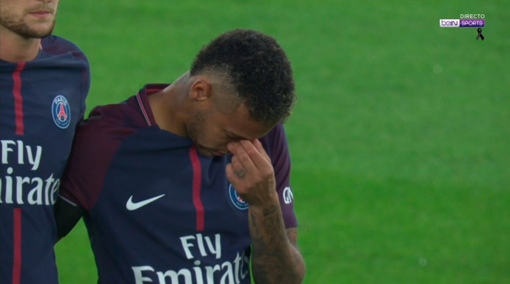 Neymar no ocultó la emoción durante el minuto de silencio. beINSports