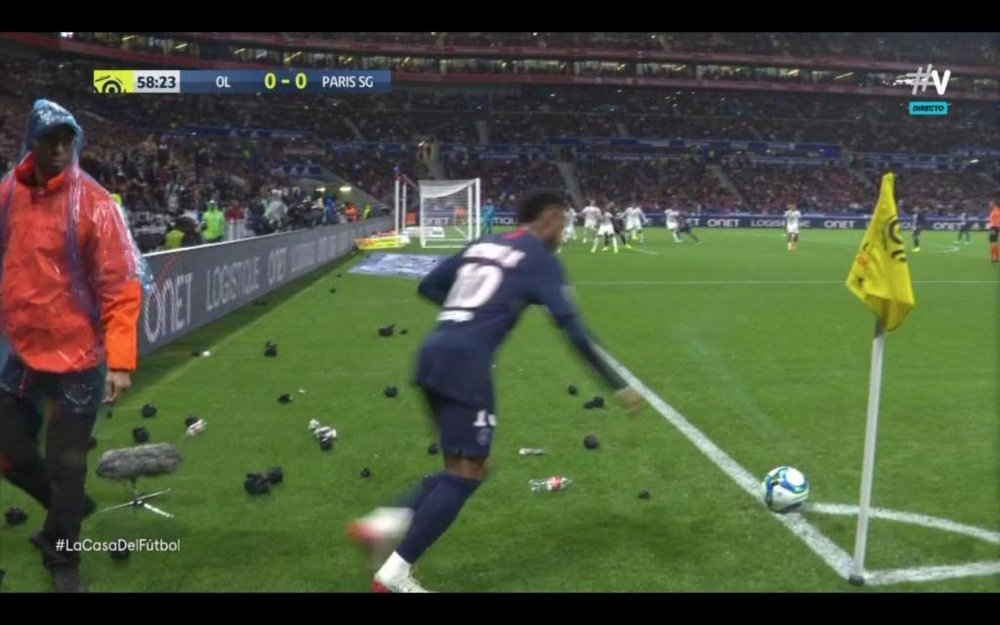 Les projectiles lyonnais ont empêché Neymar de tirer ses corners. Vamos