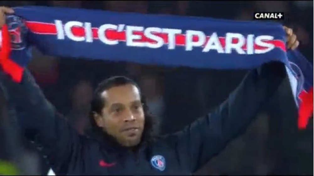 Ronaldinho ha vuelto a la que fue su casa. Twitter/Canal+