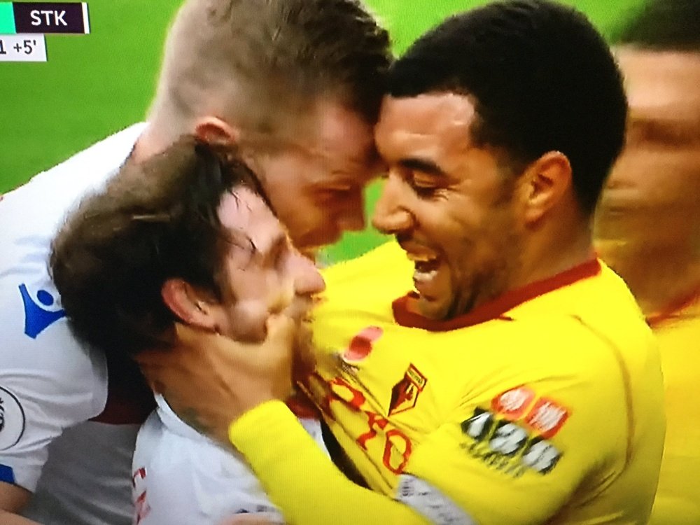 Troy Deeney tentando 'esmagar' o crâneo de Allen. SkySports