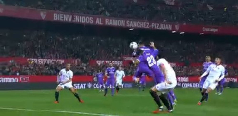 Danilo scoring his own goal. Twitter/Gol