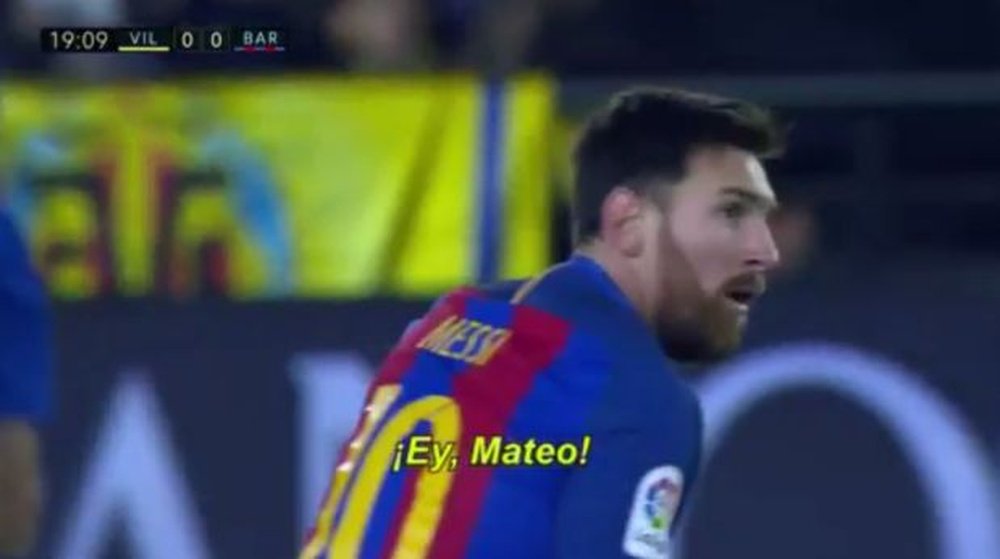 Captura televisiva del momento en que Lionel Messi llama la atención de Mateo Musacchio en el Villarreal-Barcelona. Twitter/MovistarPartidazo