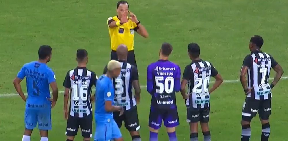 El Ceará-Gremio dejó una imagen muy curiosa con el árbitro. Captura/SporTV