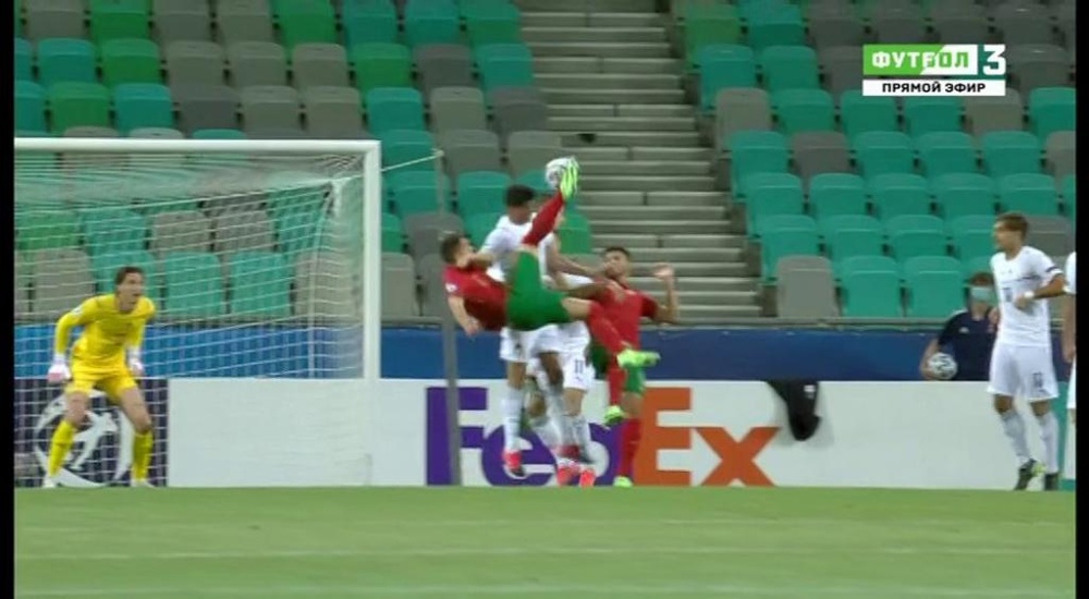 Portugal pudo haber hecho leña del árbol italiano, pero perdonó y casi lo pagó. Captura/Futbol3