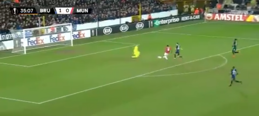 Martial égalise après une grossière erreur de Mechele