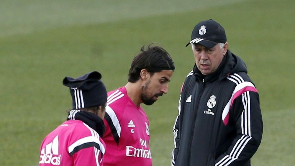 Ancelotti tend la main à Khedira. EFE