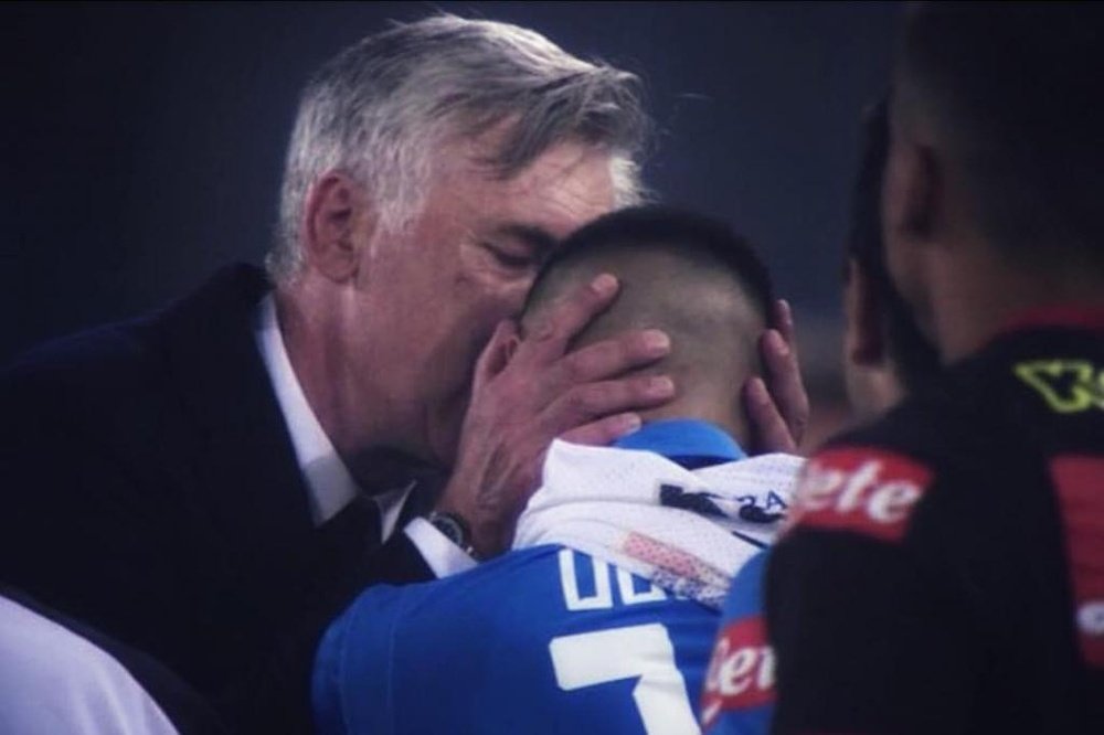 Ancelotti a embrassé son front et s'est excusé de ne pas l'avoir fait jouer. Twitter/Napoli_Goleador