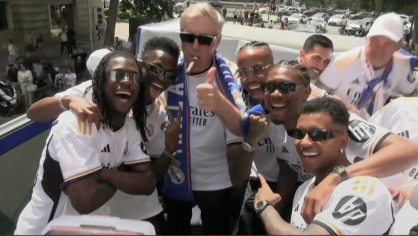 Ancelotti repeated his iconic celebration from their last parade in 2022. Screenshot/RealMadridTV