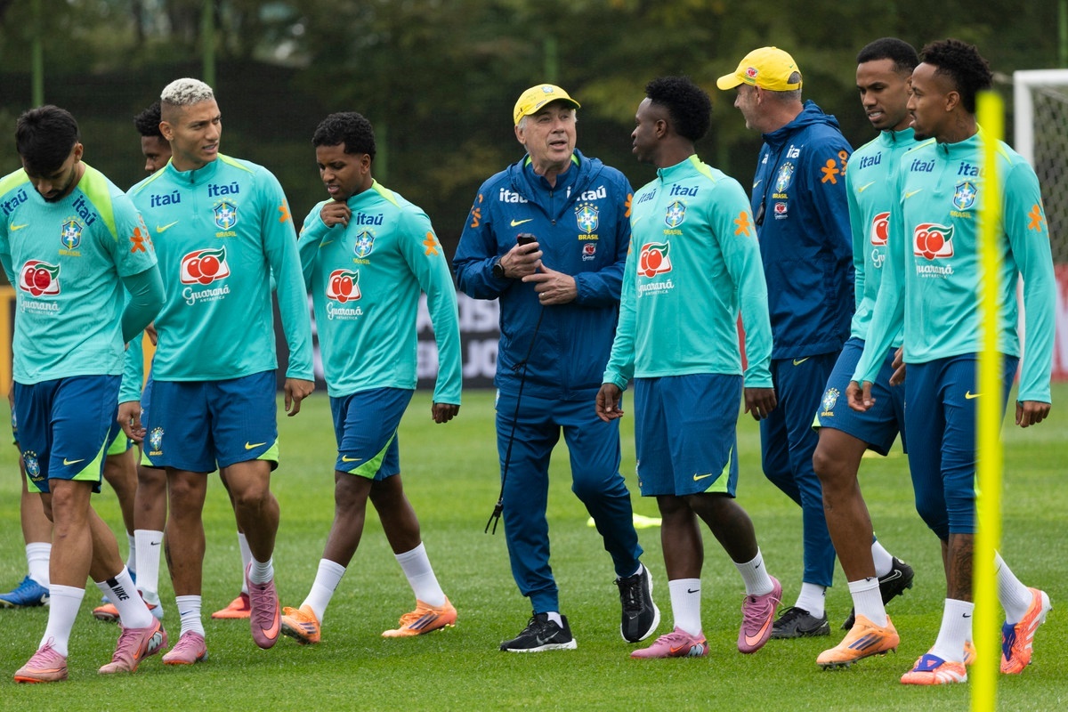 Ancelotti fala com Vini Jr. após reação no 'El Clásico' e considera o caso resolvido