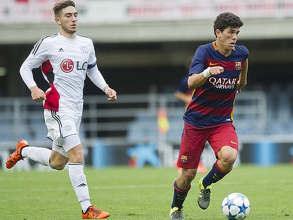 Carlos Aleña, jugador del Juvenil A del Barcelona, en un partido de UEFA Youth League ante la Roma. Twitter.