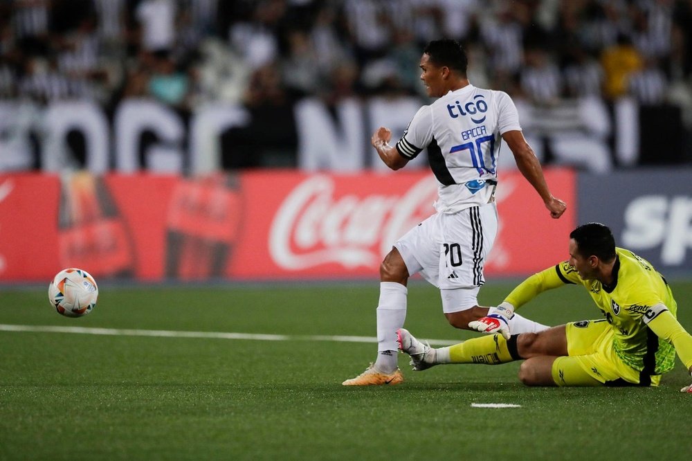 Carlos Bacca do Junior marca um gol em um jogo da fase de grupos da Libertadores. EFE/Andre Coelho