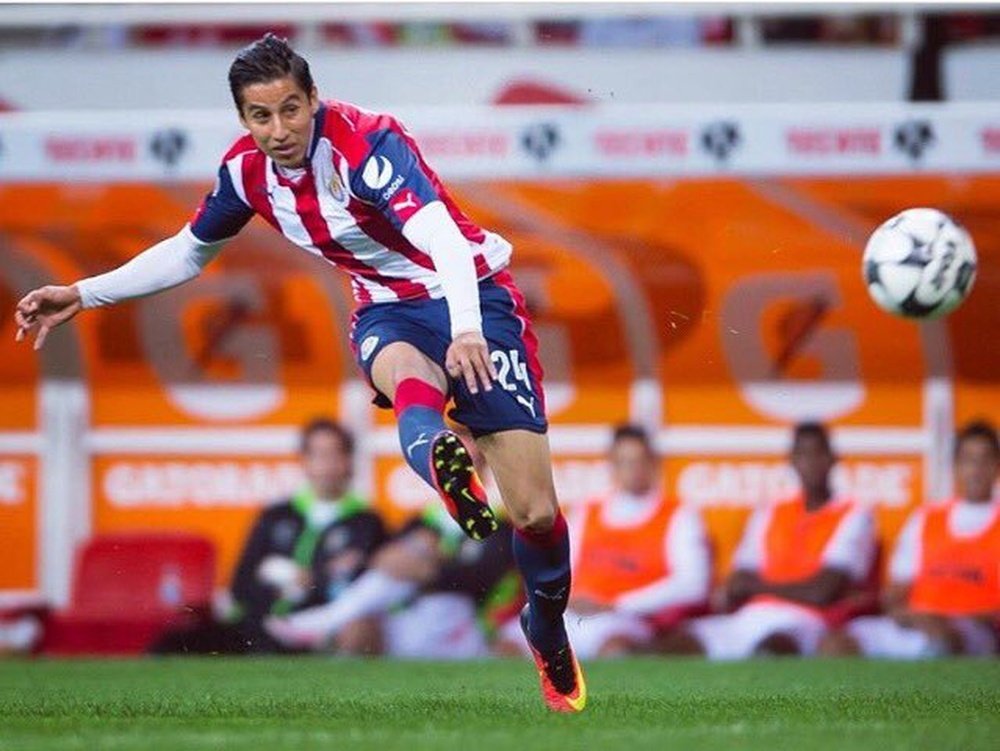 El jugador de Chivas sufrió una suplantación de identidad en redes sociales. CarlosCB_24