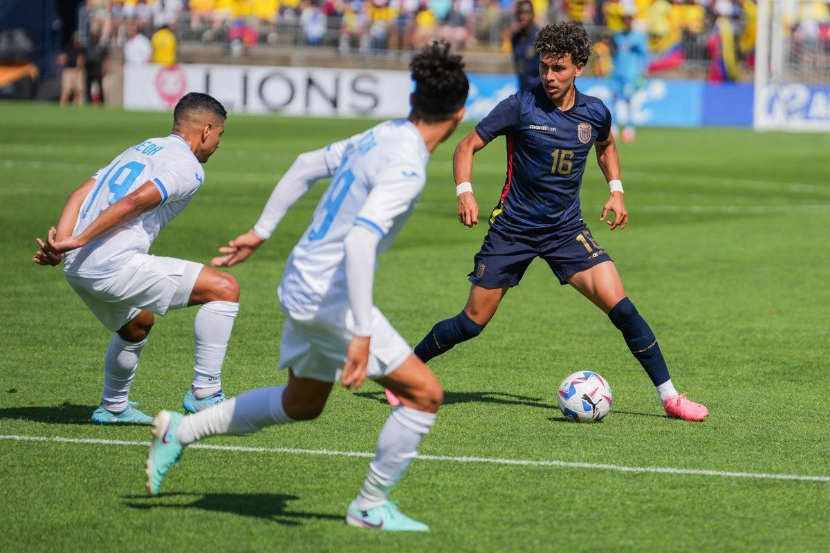 O técnico do Equador, o espanhol Félix Sánchez Bas, ensaiou nesta quinta-feira, à portas fechadas, o time titular que começará a Copa América, no jogo contra a Seleção da Venezuela.