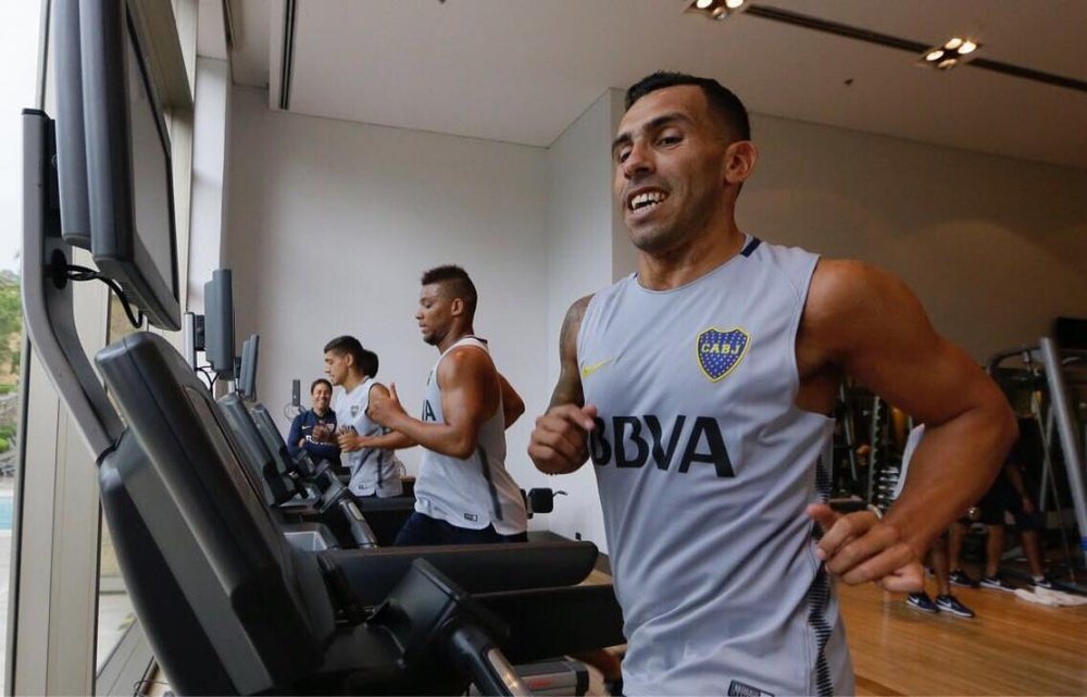 'Carlistos' já treina de novo com a camisa do Boca. Twitter/BocaJrs