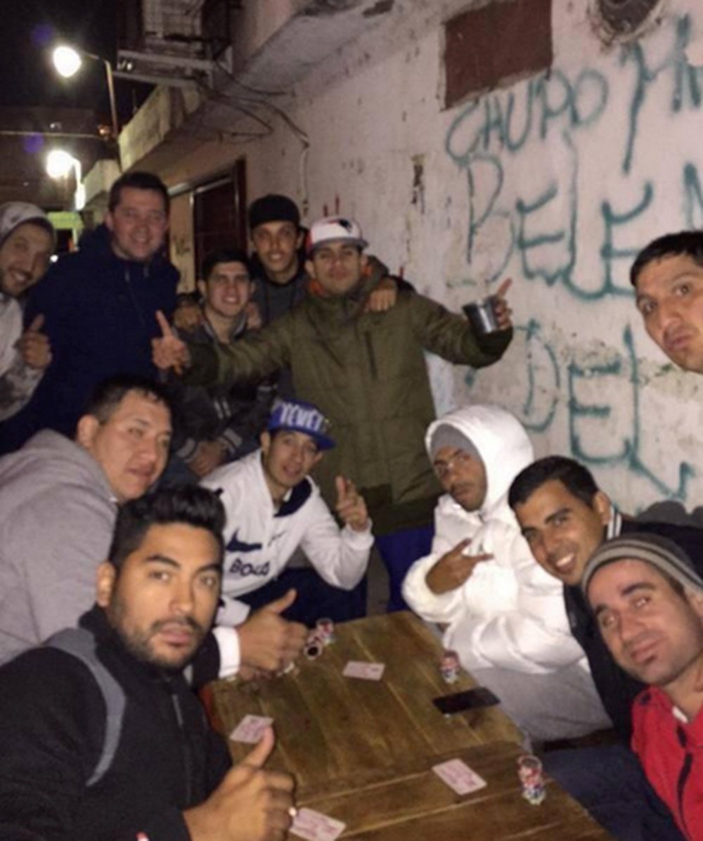 Carlos Tevez playing cards in the ghetto of Buenos Aires. Twitter