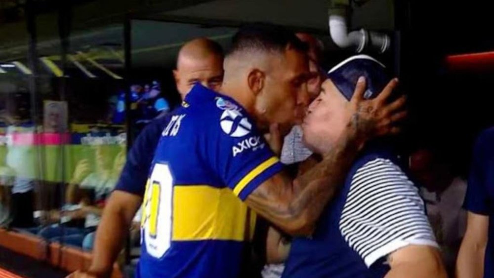 Boca a Boca: Tevez e Maradona se beijam antes de decisão. Captura/TNTSportsLA