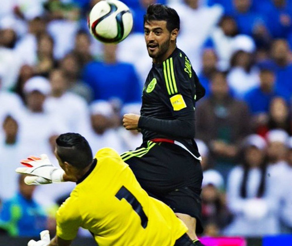 Carlos Vela, tras picar el balón ante la salida de Henry Hernandez, para poner el tercero en el México-El Salvador. Twitter