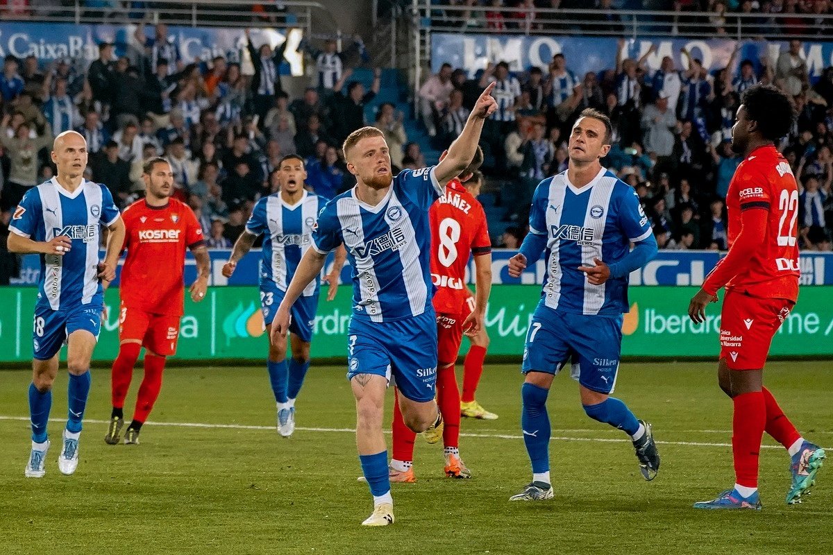 El Alavés derrotó a Osasuna en casa. EFE