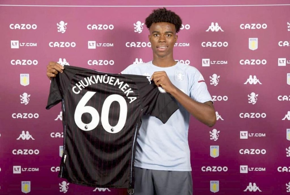 Carney Chukwuemeka posa con la camiseta del Aston Villa. EFE