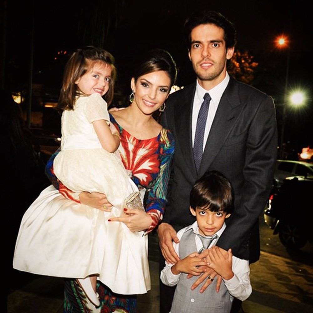 Carolice Celico y Kaká con sus hijos en una foto reciente, asistiento a un enlace. Instagram.