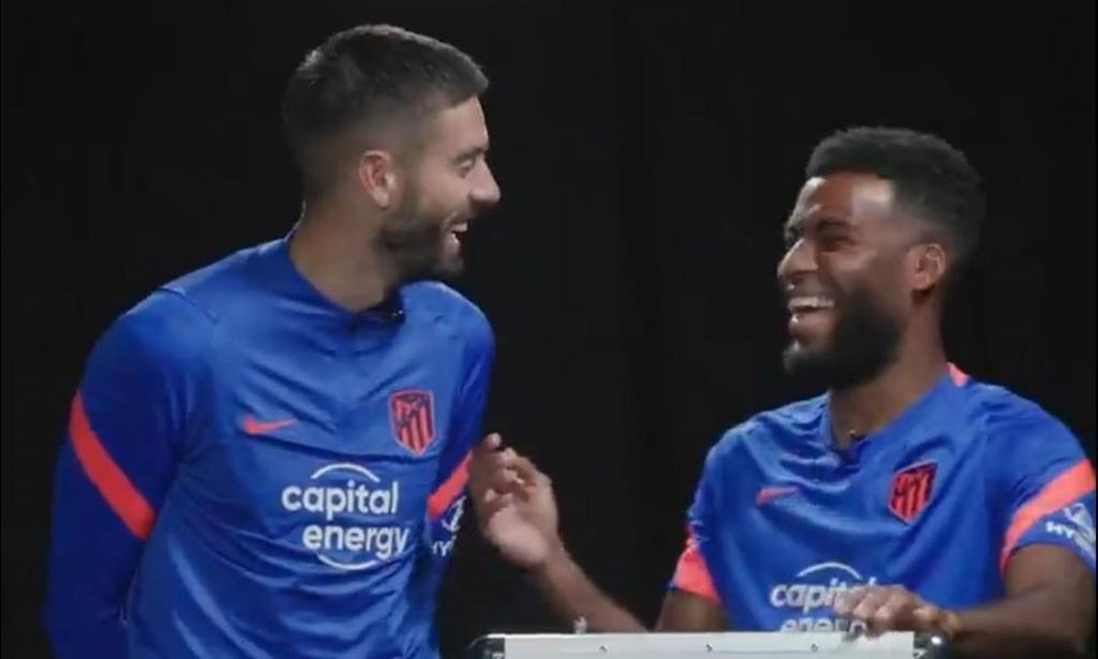 Carrasco y Lemar se vacilaron con sus cartas de FIFA 22. Twitter/Atleti