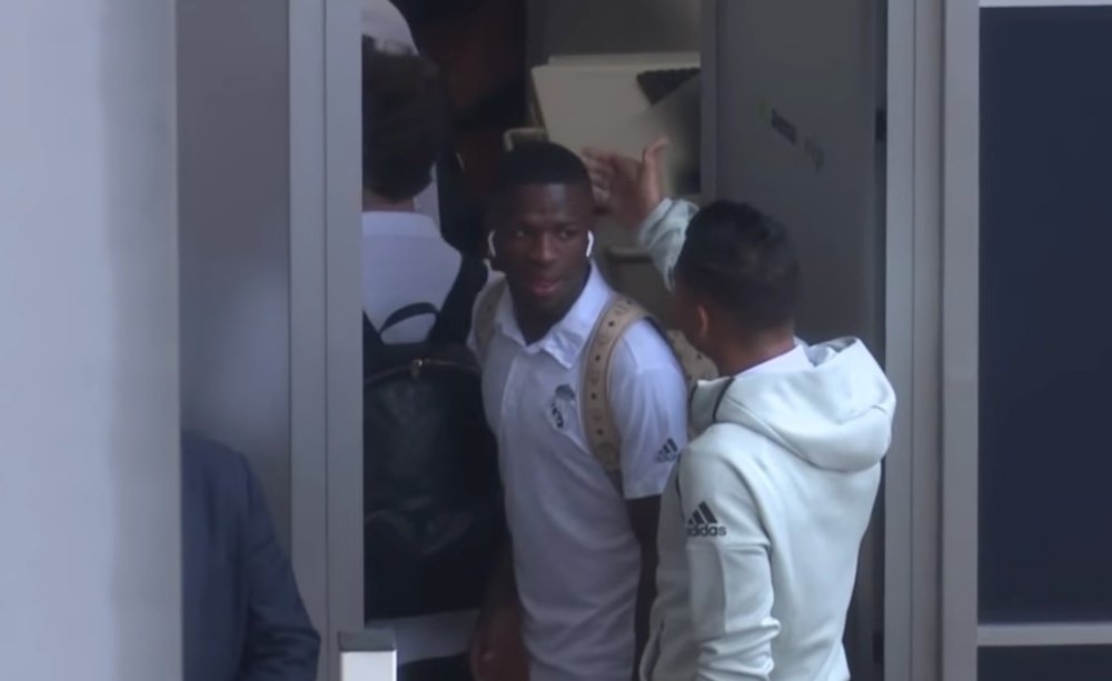 Casemiro no pudo evitar tocarle la cabeza a Vinícius. Captura/Youtube