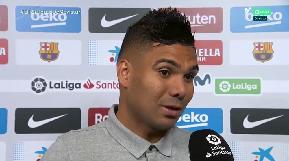 Casemiro también protestó por el penalti a Varane. Captura/Movistar