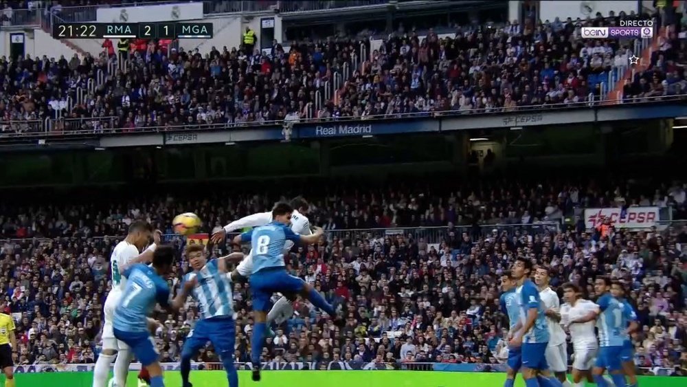 Casemiro cabecea el balón para marcar el 2-1 ante el Málaga en el Bernabéu. Twitter