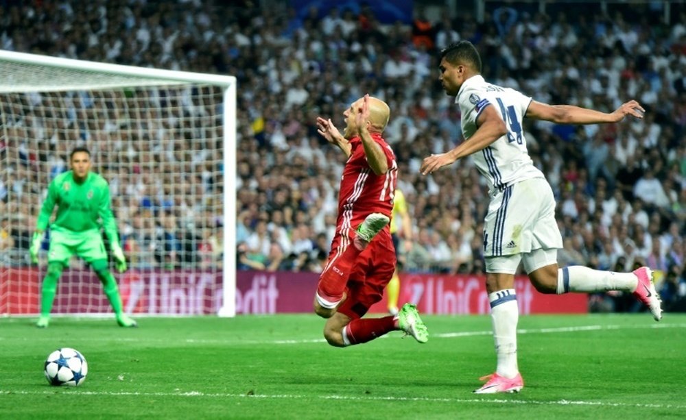Casemiro tacle Robben lors du match de Ligue des champions entre Real Madrid et Bayern. EFE