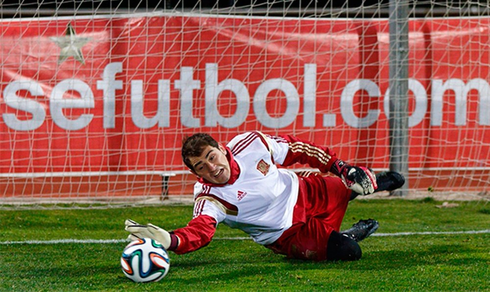 Casillas, realizando una parada durante un entrenamiento con la Selección Española. SeFútbol