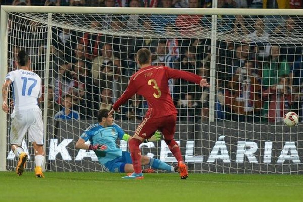 Casillas observa como el disparo de Kucka hacía subir el 1-0 en el anterior enfrentamiento a Eslovaquia. Twitter