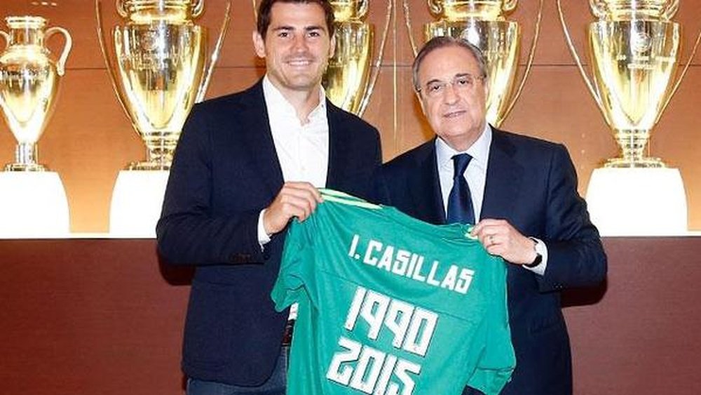 Iker Casillas y Florentino Pérez en el acto de despedida del meta. Twitter