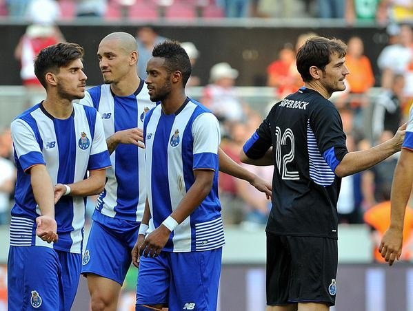 Casillas y los jugadores del Oporto. FCPorto