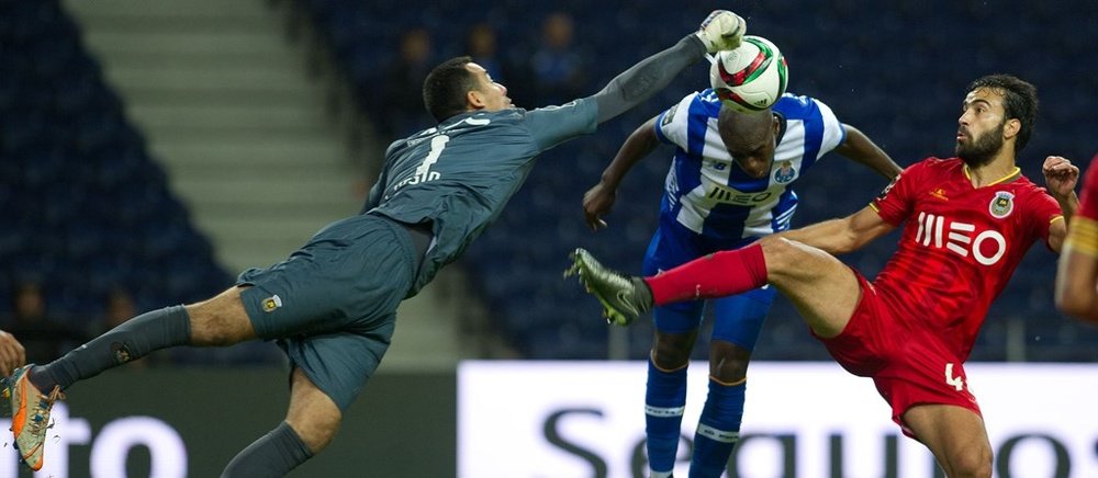 Cássio salta para despejar de puño un balón que un jugador del Oporto se disponía a rematar a puerta ante la oposición del defensa de Rio Ave Marcelo. FCPorto