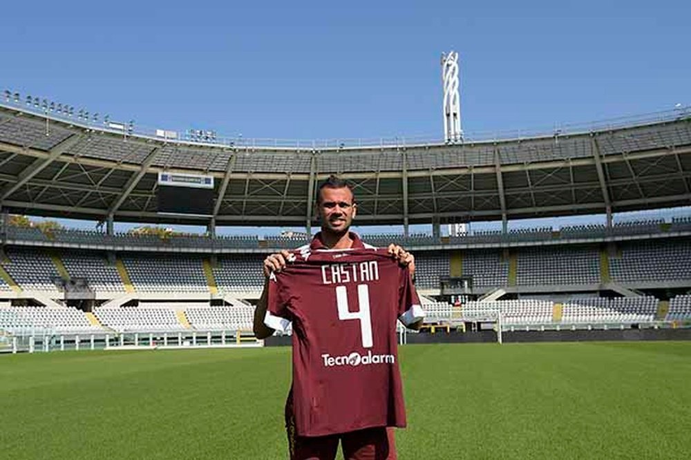 Castán posa con la camiseta del Torino. TorinoFC
